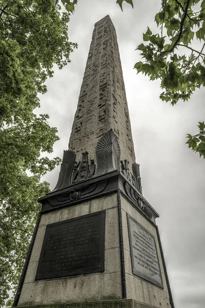 Игла Клеопатры - египетский обелиск в Лондоне — стоковое фото