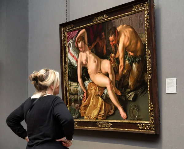 Посетитель смотрит на картину Хендрика Гольциуса в национальной желчи — стоковое фото