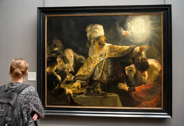 Visiteur regardant la peinture de Rembrandt dans la galerie nationale L — Photo