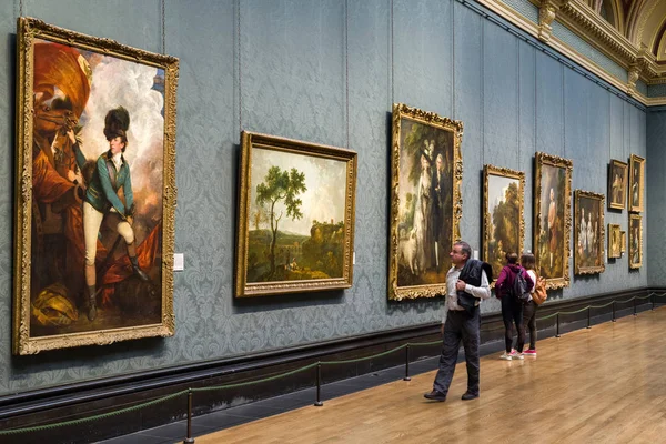 Visitatore che guarda dipinti nella galleria nazionale di Londra — Foto Stock