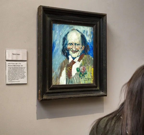 Посетитель смотрит на картину Пабло Пикассо в Национальной галерее — стоковое фото