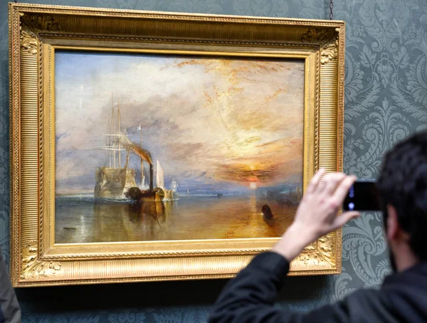 游客看约瑟夫马洛德威廉特纳的绘画 — 图库照片