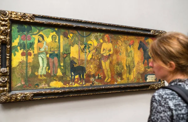 Visitor looking at painting of Paul Gauguin in National gallery — Stock Photo, Image