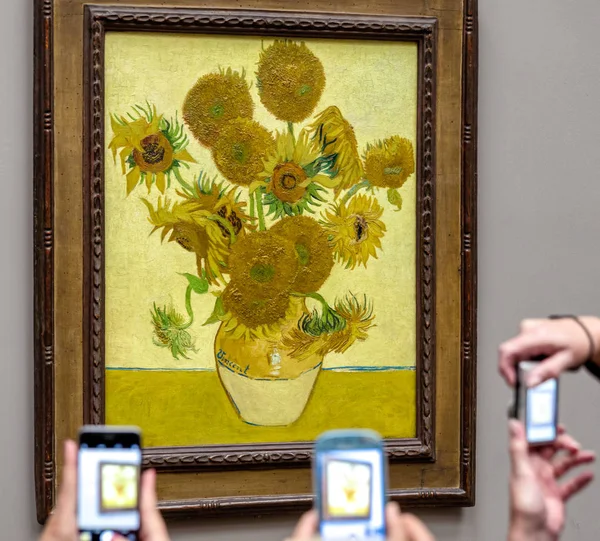 Besøgende gør et billede af Vincent Van Gogh maleri i National - Stock-foto