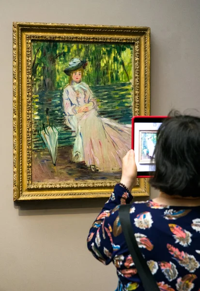 Visitante haciendo una foto de Claude Monet pintando en hiel nacional — Foto de Stock