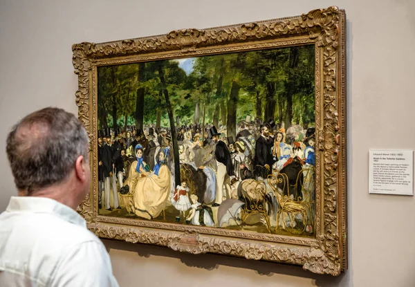 Besökaren tittar på Edouard Manet målning i National gallery i — Stockfoto