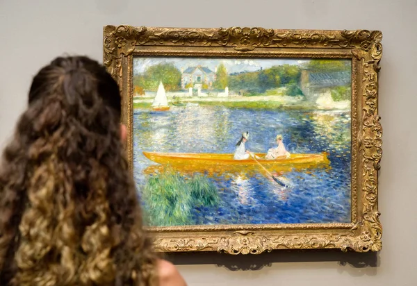 Посетитель, рассматривающий картину Клода Моне в Национальной галерее — стоковое фото