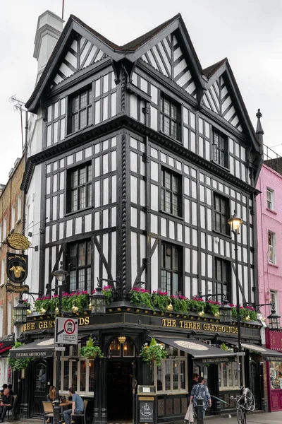 Londra'nın geleneksel ahşap pub — Stok fotoğraf