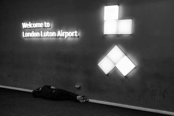 Londyn Anglia Jun Man Śpiącego Hala Odlotów Anulowane Lotu Lotnisko — Zdjęcie stockowe