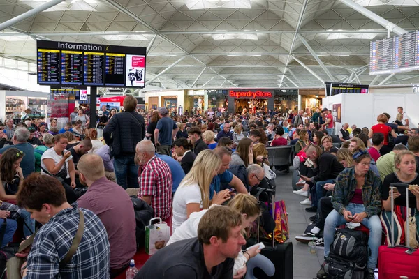 Sala de embarque cheia de pessoas, Londres — Fotografia de Stock