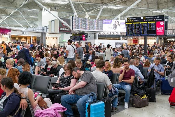 Kalkış salonu dolusu insan, Londra