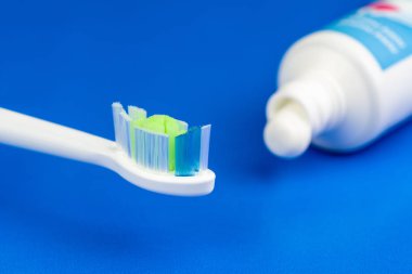 Elektrik toothbrushe ve diş macunu