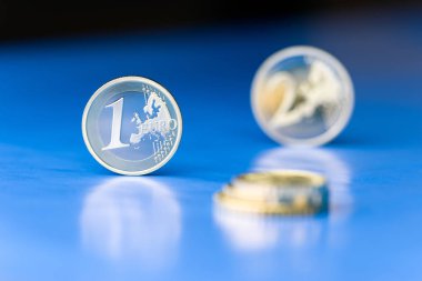 Euro sikkeleri üzerinde mavi arka plan