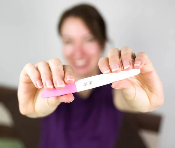 妊娠テストで幸せな女 — ストック写真