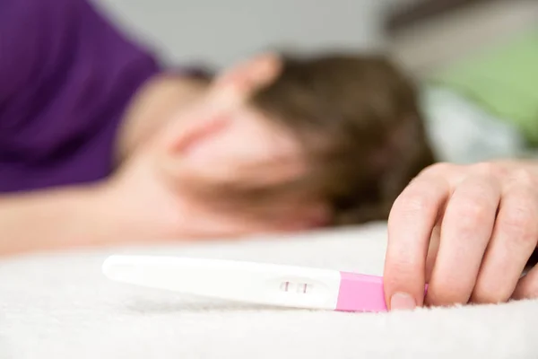 妊娠テストで不幸な女性 — ストック写真