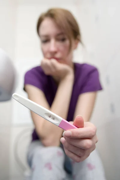 Mulher triste com teste de gravidez — Fotografia de Stock