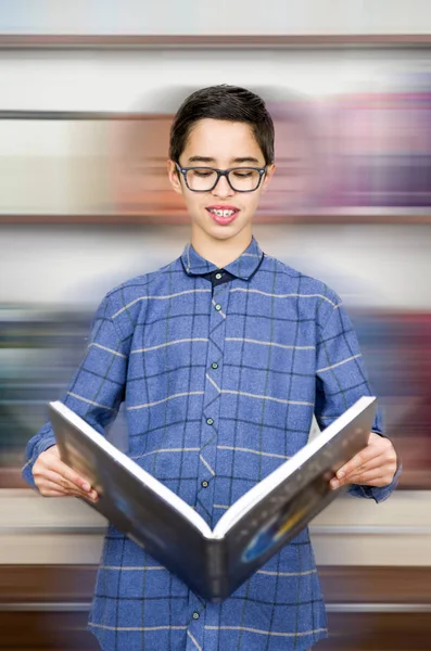 Ung pojke med tandställning en bok — Stockfoto