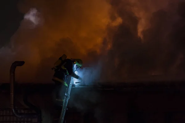 Pompier en action — Photo