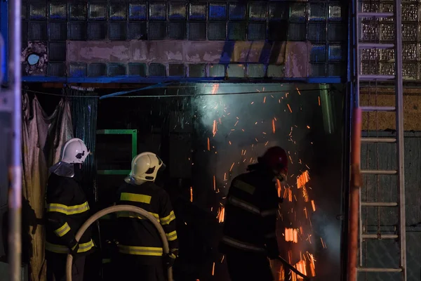 Bombeiros em ação — Fotografia de Stock