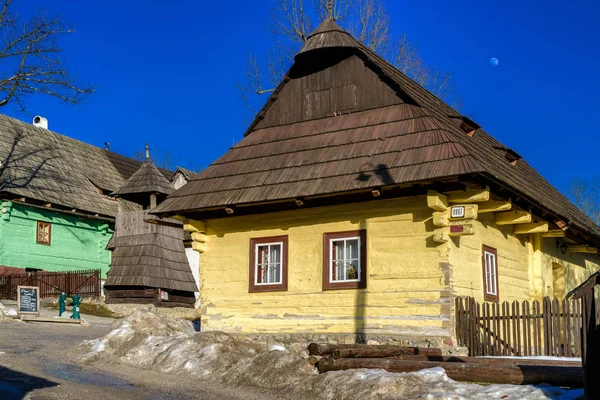 Domki wiejskie na wieś Vlkolínec, Słowacja — Zdjęcie stockowe