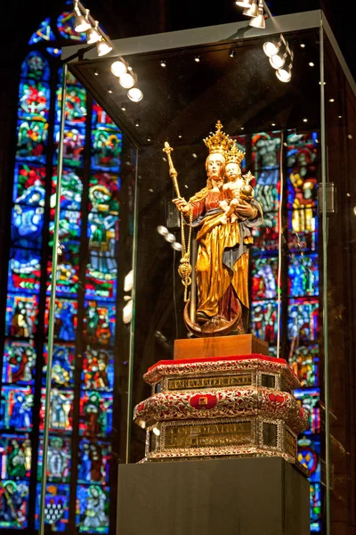 Statue de la cathédrale Notre Dame de Luxembourg — Photo