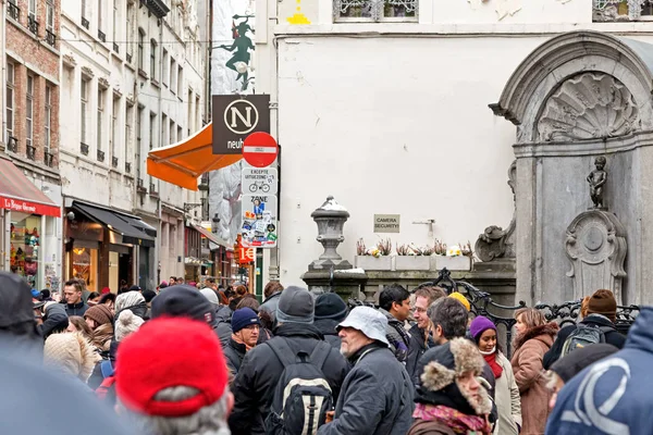 Manneken Pis - famosa estatua en Bruselas, Bélgica — Foto de Stock