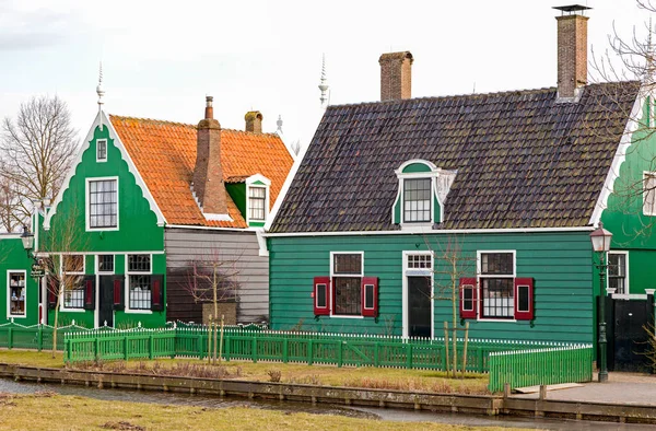 Groene huizen in zaanse schans museum, Nederland — Stockfoto