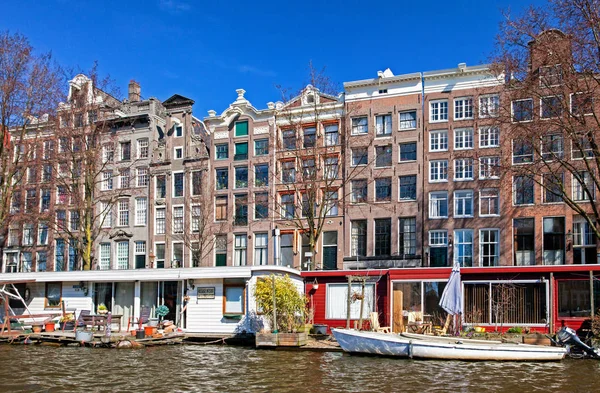 Houseboats nel canale dell'acqua ad Amsterdam — Foto Stock