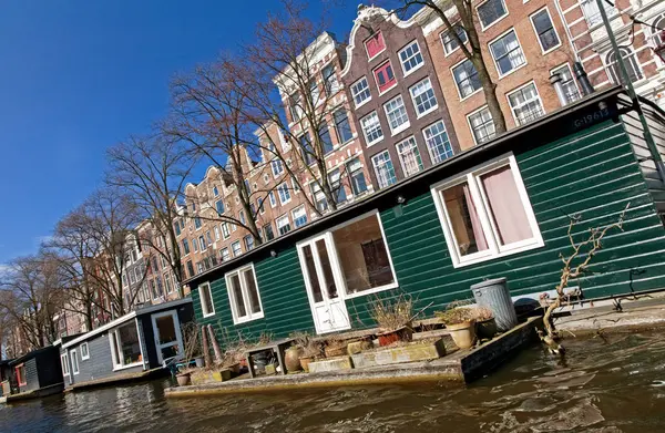 Houseboats in water canal in Amsterdam — Stock Photo, Image