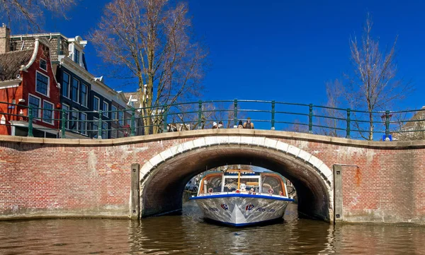 Amsterdam excursión en barco turístico —  Fotos de Stock