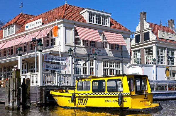 在荷兰阿姆斯特丹的黄色水出租车 — 图库照片