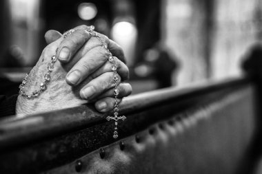 Kilise tesbih ile eller dua   