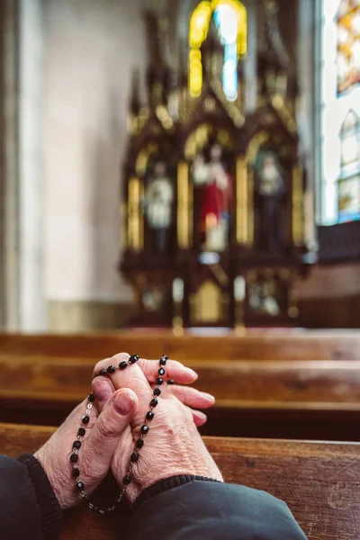Rezar las manos con rosario en la iglesia —  Fotos de Stock