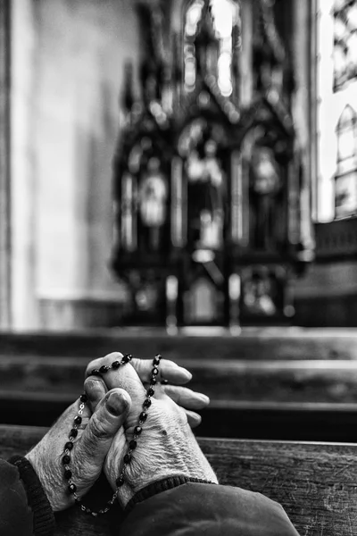 Rezar las manos con rosario en la iglesia —  Fotos de Stock