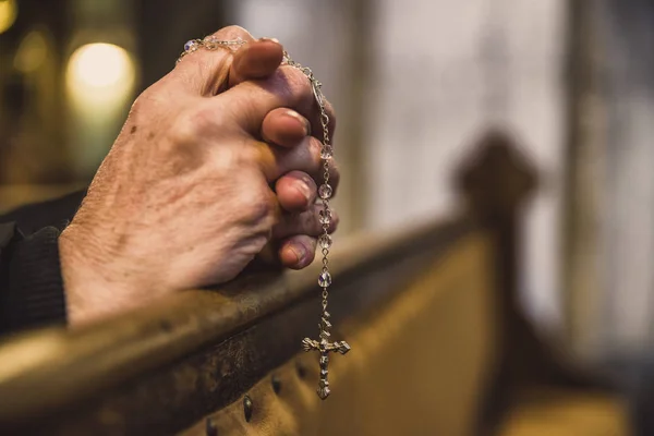 Rezar las manos con rosario en la iglesia —  Fotos de Stock