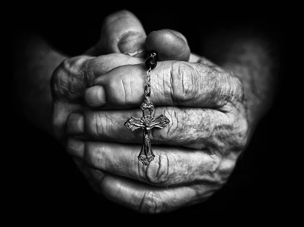 Różaniec w modlitwie ręce — Zdjęcie stockowe