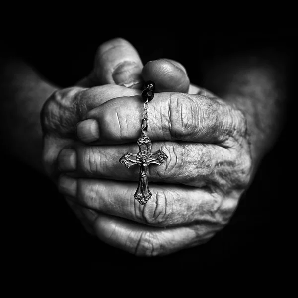 Rosario en manos de oración —  Fotos de Stock