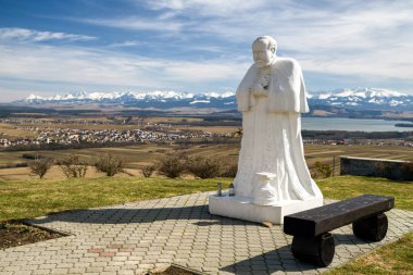 Klin, Slovakya 'da John Paul II heykeli