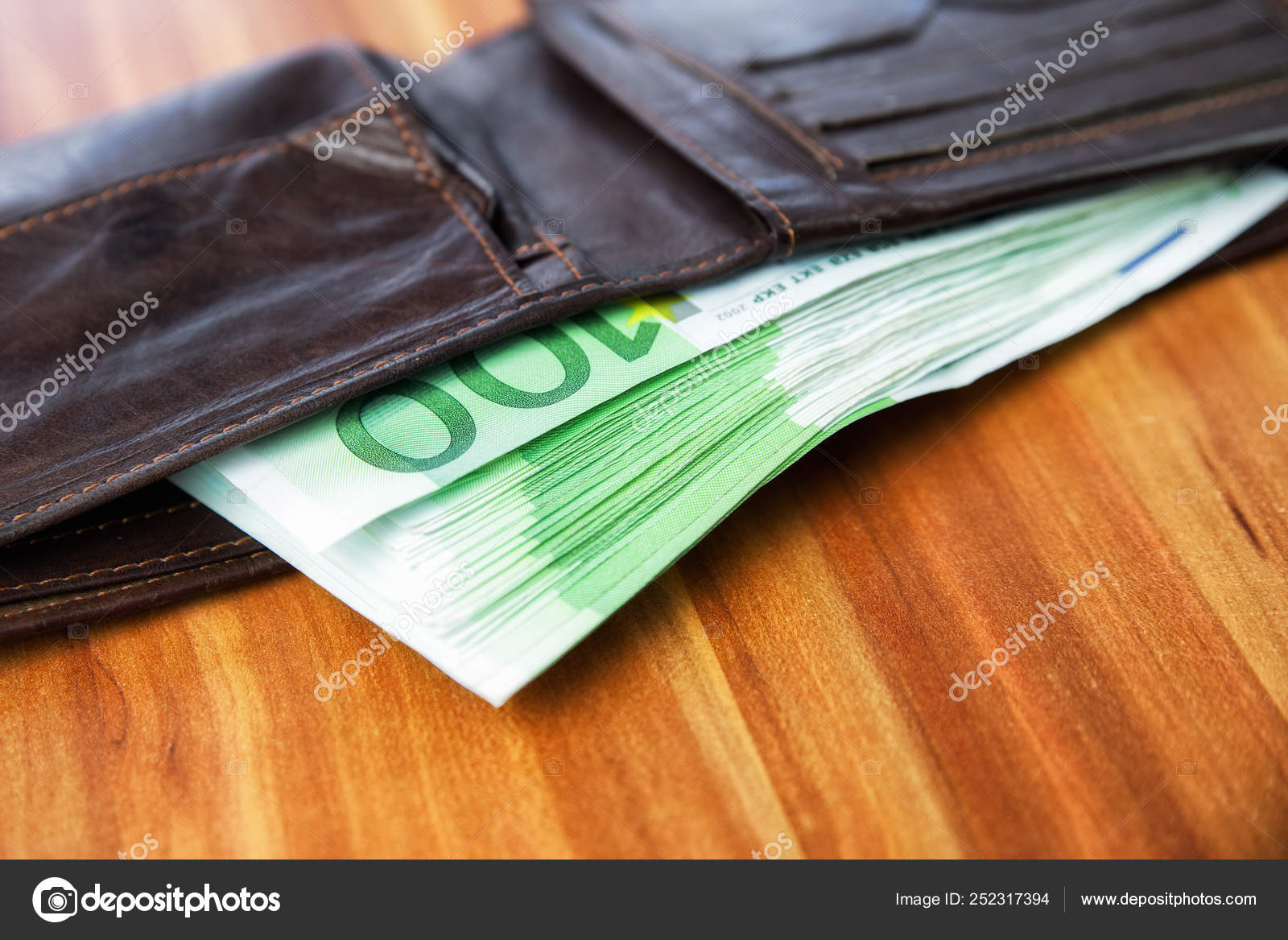 Cartera llena de billetes mexicanos hotsell