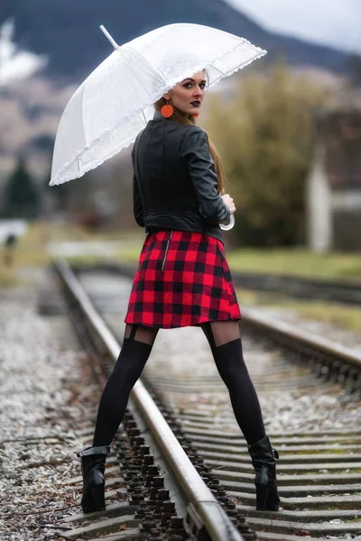 Model-Mädchen posiert mit Regenschirm — Stockfoto
