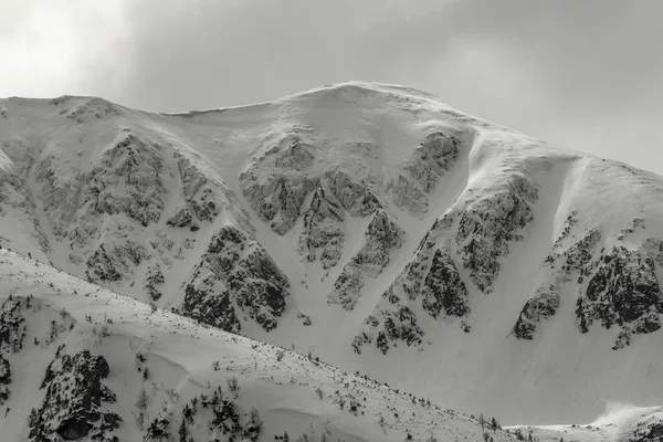 Pic enneigé dans les montagnes paysage — Photo