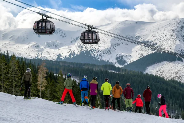 Skiërs en kabelbaan in Jasna Resort, Slowakije — Stockfoto