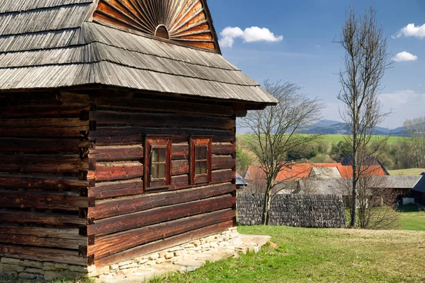 Старый деревянный домик в деревне Словак — стоковое фото