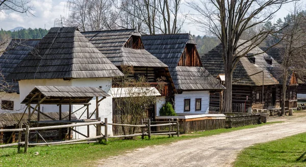 Stare Domki wiejskie w musem Słowackiej wsi — Zdjęcie stockowe