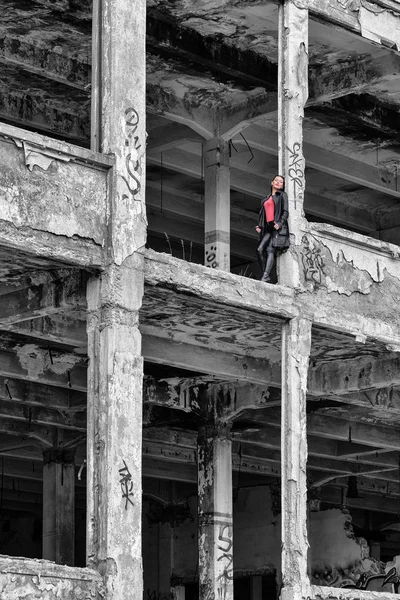 Chica bonita en el edificio en ruinas — Foto de Stock