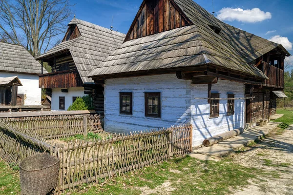Stare Domki wiejskie w musem Słowackiej wsi — Zdjęcie stockowe