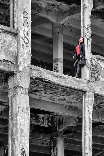 Красивая девушка в разрушенном здании — стоковое фото