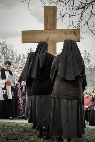 Nuns with cross at calvary — Stock Photo, Image