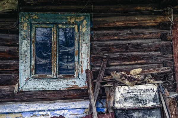 Старое окно в деревянном коттедже — стоковое фото