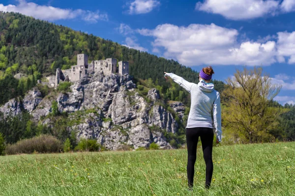 Touristenvorführung auf der Burg Stre � no, Slowakei — Stockfoto